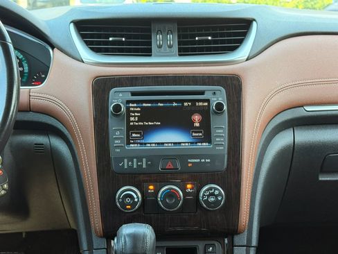 Used 2017 Chevrolet Traverse LT w/ Style and Technology Package FWD image 18