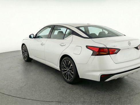 Used 2025 Nissan Altima 2.5 SV FWD image 6