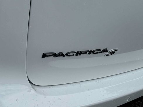 Used 2024 Chrysler Pacifica Limited FWD image 11