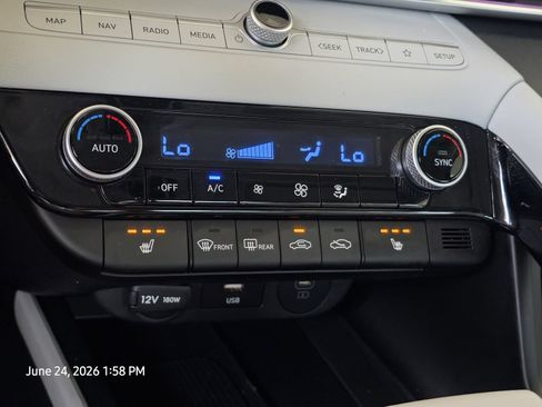 Certified 2025 Hyundai Elantra Limited FWD image 24