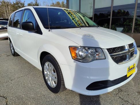 Used 2018 Dodge Grand Caravan SE w/ UConnect Hands-Free Group image 2