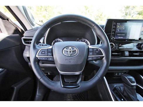Used 2022 Toyota Highlander Limited FWD image 14