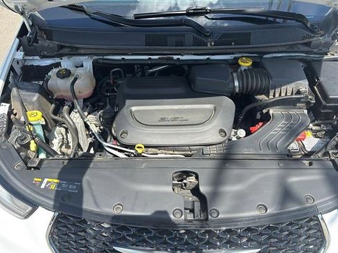 Used 2023 Chrysler Pacifica Touring-L FWD image 13