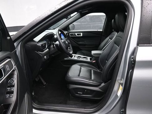 Used 2020 Ford Explorer XLT w/ Equipment Group 202A image 9