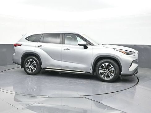 Used 2023 Toyota Highlander XLE FWD image 4