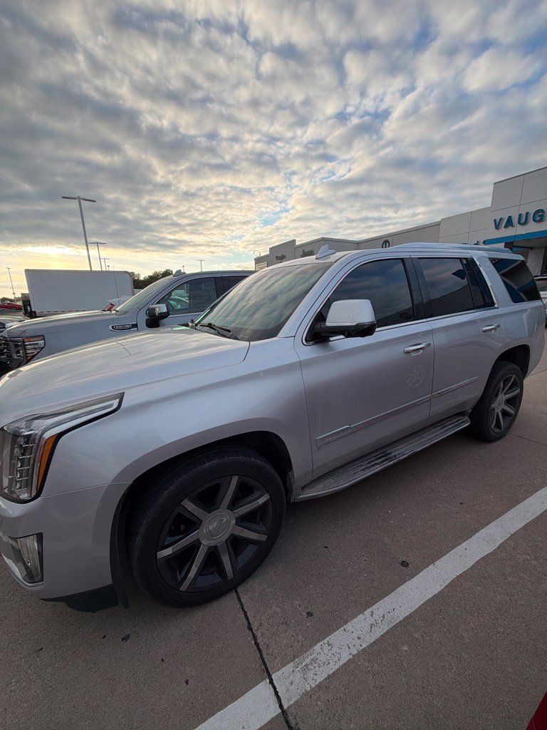 Used 2016 Cadillac Escalade Luxury AWD/4WD image 4