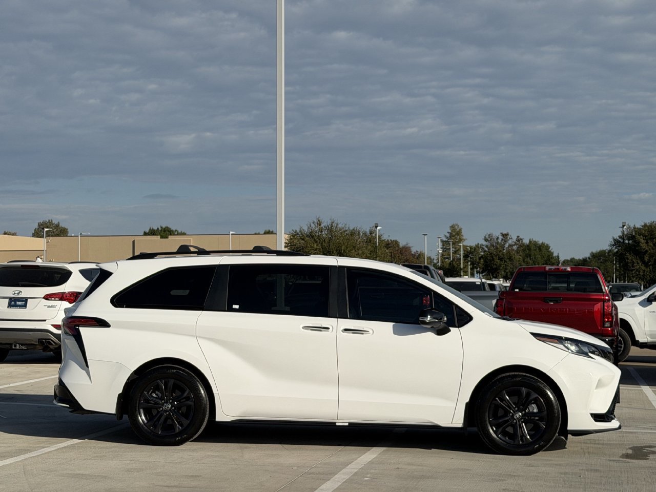 Used 2025 Toyota Sienna XSE w/ XSE Premium Package AWD/4WD image 3