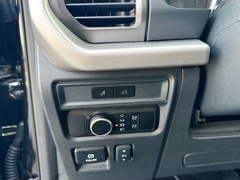 Used 2024 Ford Expedition XLT image 23