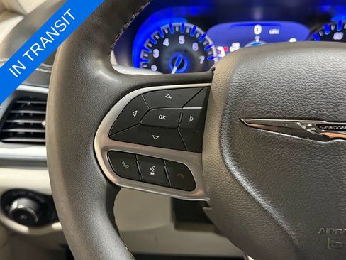 Used 2023 Chrysler Pacifica Touring-L AWD/4WD image 34