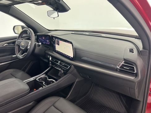 Used 2025 Chevrolet Traverse LT w/ Sun and Wheel Package image 27