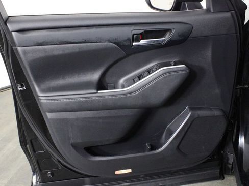 Used 2023 Toyota Highlander XLE FWD image 20