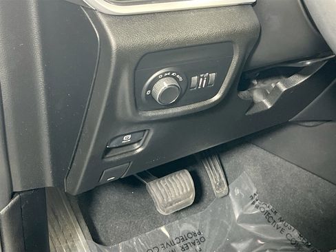 Used 2023 Jeep Grand Cherokee Altitude AWD/4WD image 10