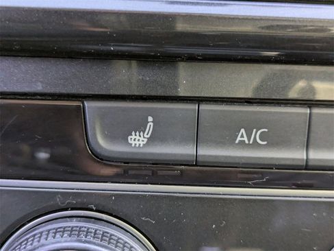 Used 2020 Volkswagen Golf 4-Door image 18