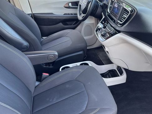 Used 2020 Chrysler Voyager L FWD image 7