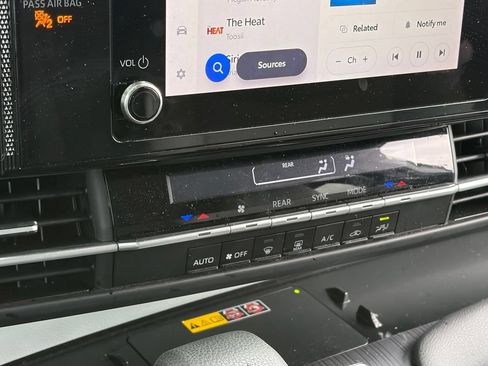 Used 2025 Toyota Sienna LE FWD image 9
