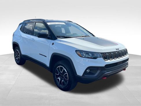 Used 2025 Jeep Compass Trailhawk AWD/4WD image 7