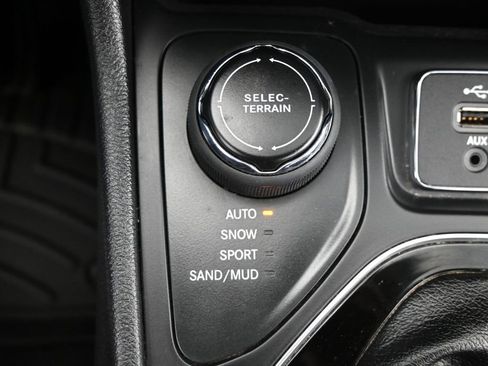Used 2020 Jeep Cherokee Limited AWD/4WD image 25