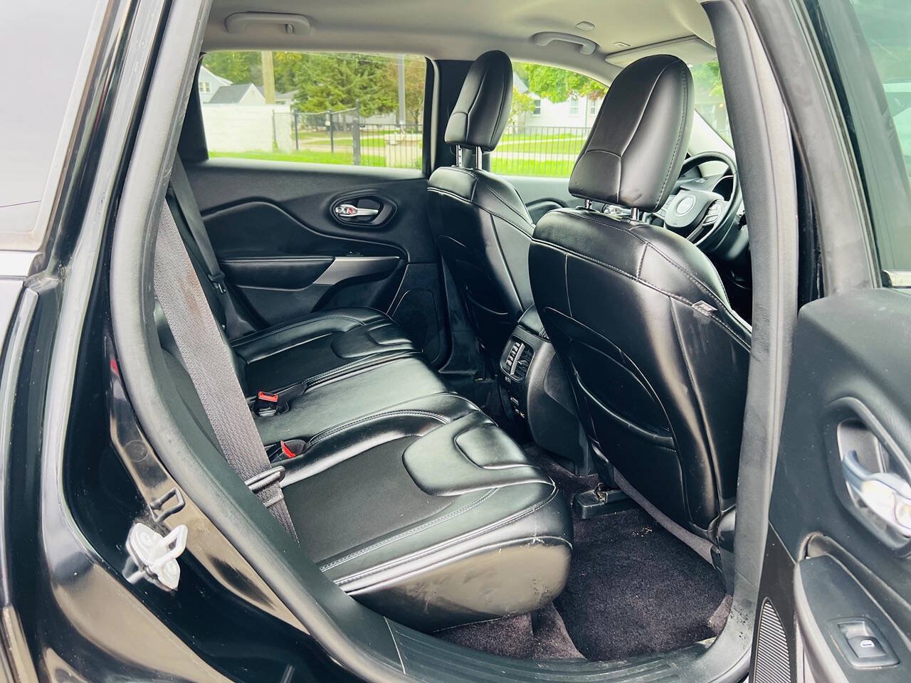 Used 2019 Jeep Cherokee Latitude Plus w/ Cold Weather Group AWD/4WD image 24