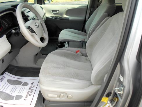 Used 2011 Toyota Sienna LE w/ Towing Pkg FWD image 9