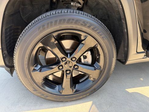 Used 2023 Jeep Grand Cherokee L Laredo RWD image 12