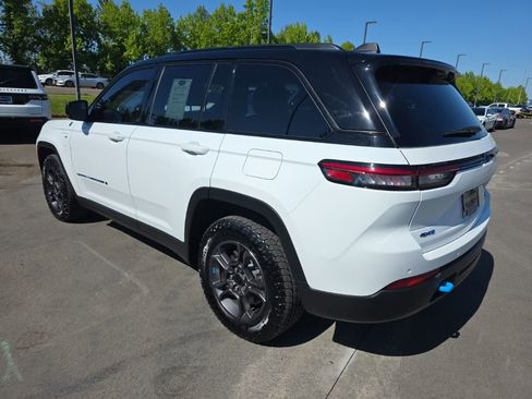 Used 2025 Jeep Grand Cherokee Trailhawk w/ Advanced Protech Group II AWD/4WD image 3