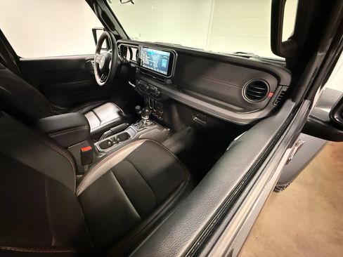 Used 2024 Jeep Gladiator Rubicon w/ Convenience Group AWD/4WD image 61