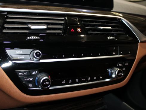 Used 2021 BMW 530i w/ Premium Package RWD image 28