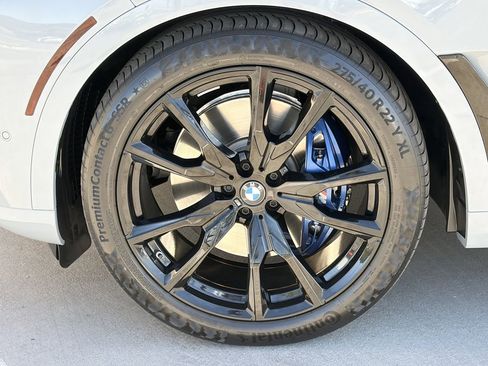 Used 2025 BMW X7 M60i image 9