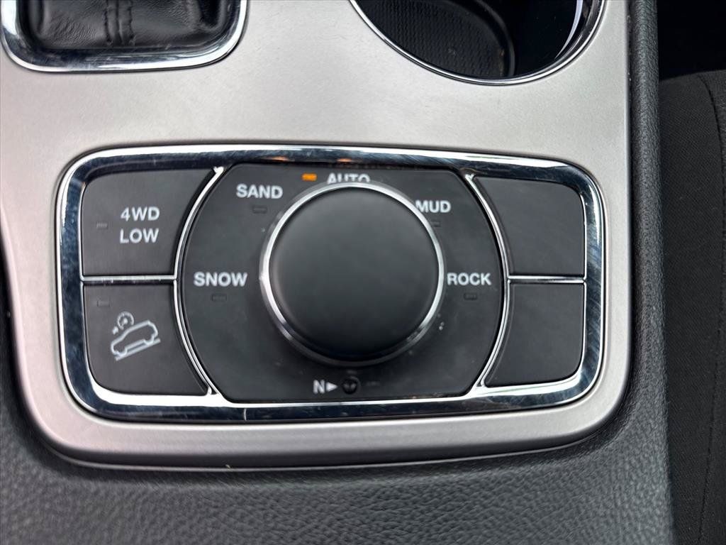 Used 2021 Jeep Grand Cherokee Laredo AWD/4WD image 13