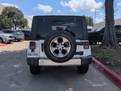 Used 2018 Jeep Wrangler Unlimited Sahara AWD/4WD image 6
