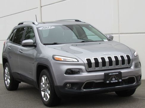Used 2017 Jeep Cherokee Limited w/ Luxury Group AWD/4WD image 2