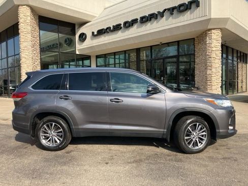 Used 2019 Toyota Highlander XLE image 2