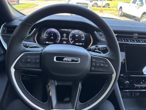 New 2025 Jeep Grand Cherokee Laredo X w/ Luxury Tech Group I image 17