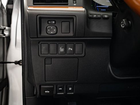 Used 2013 Lexus ES 300h image 40