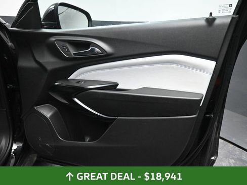 Used 2025 Chevrolet Trax LT image 20
