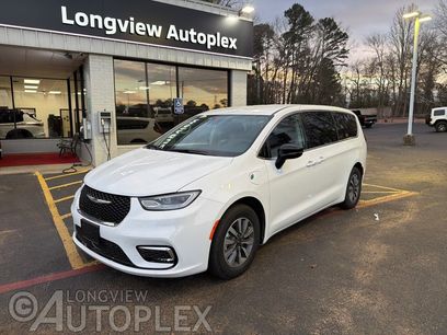 Used 2024 Chrysler Pacifica Select