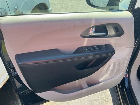 Used 2023 Chrysler Pacifica Touring-L FWD image 6