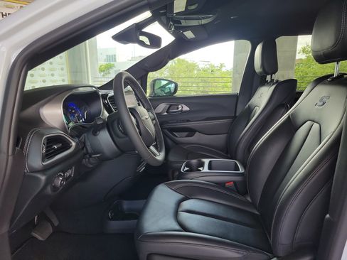 New 2026 Chrysler Pacifica Select FWD image 18