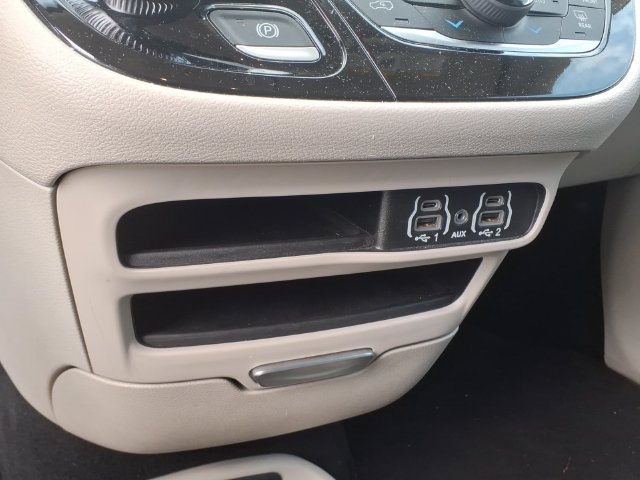 Used 2024 Chrysler Pacifica Touring-L FWD image 18