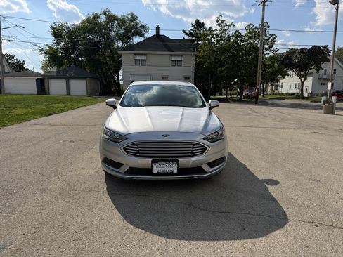 Used 2018 Ford Fusion SE w/ Fusion SE Technology Package FWD image 2