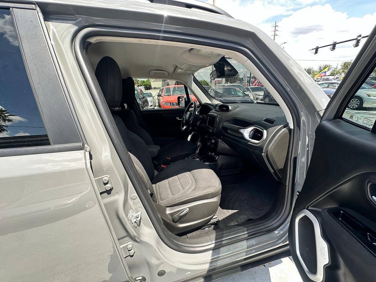 Used 2020 Jeep Renegade Latitude w/ Cold Weather Group AWD/4WD image 15