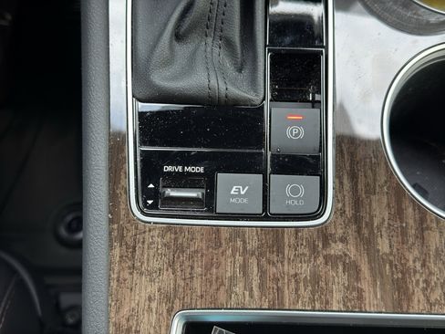 Used 2025 Toyota Sienna Platinum image 33