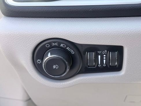 Used 2023 Chrysler Pacifica Touring-L FWD image 21