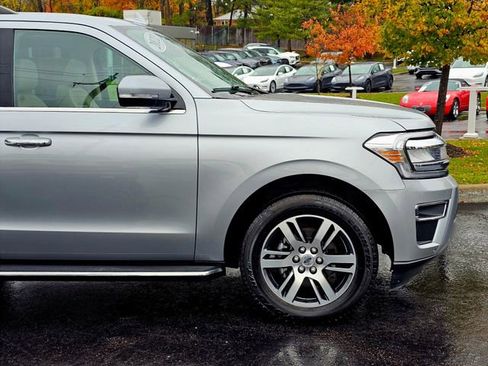 Used 2022 Ford Expedition Limited image 5