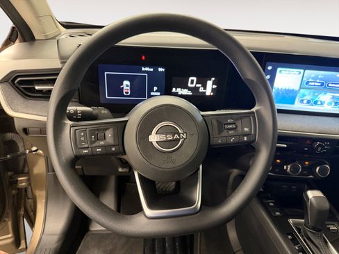 Used 2025 Nissan Kicks SV w/ Charging Package FWD image 14