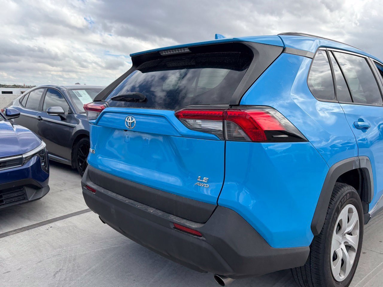 Used 2019 Toyota RAV4 LE w/ Carpet Mat Package AWD/4WD image 4