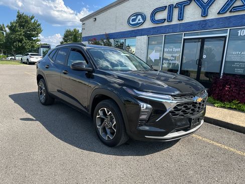 Used 2025 Chevrolet Trax LT w/ LT Convenience Package FWD image 2
