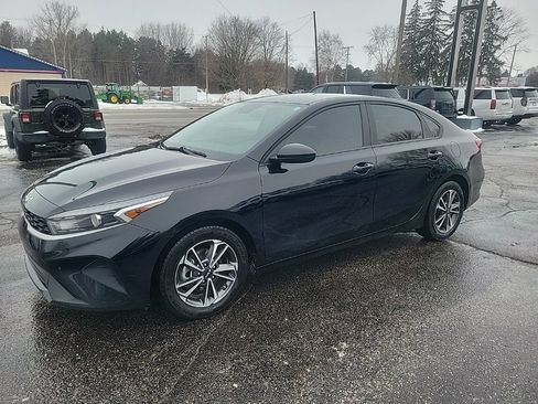 Used 2022 Kia Forte LXS image 2