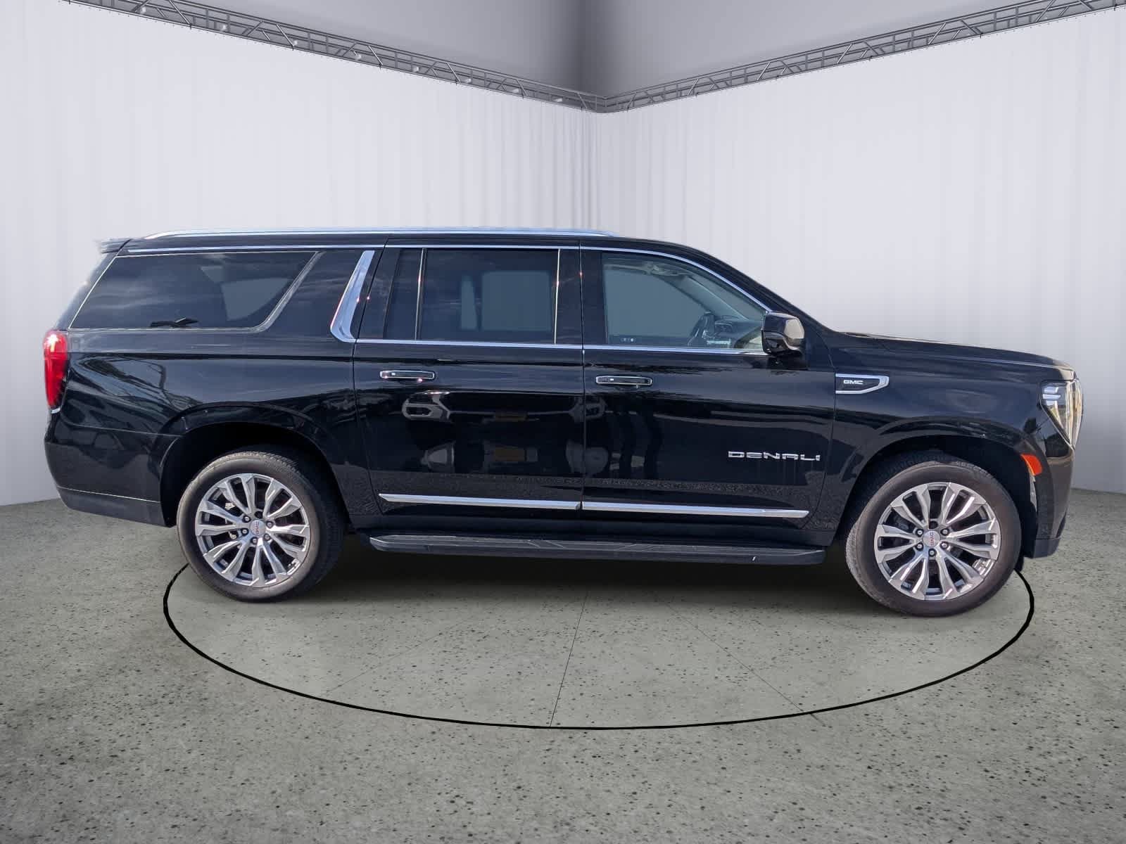 Used 2023 GMC Yukon XL Denali AWD/4WD image 2