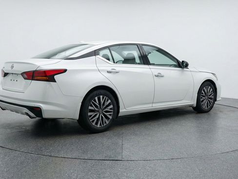 Used 2025 Nissan Altima 2.5 SV image 9